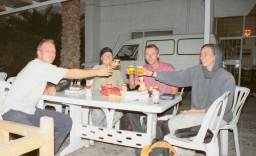 Arie, de jarige, Erwin en Wendy toasten in Bam, Iran