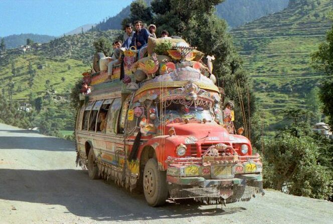 Geen truck, maar wel versierd: bus in de Swat vallei