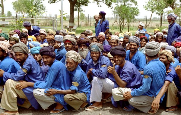 Dragers bij de grens tussen India en Pakistan