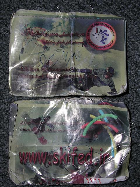 De voor- en achterkant van de skipassen.