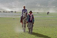 Bastienne te paard met het tentendorp op de achtergrond.