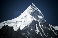 Maan en Karakoram piek.