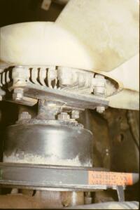 Met een metalen plaatje is de visco-koppeling vastgezet.